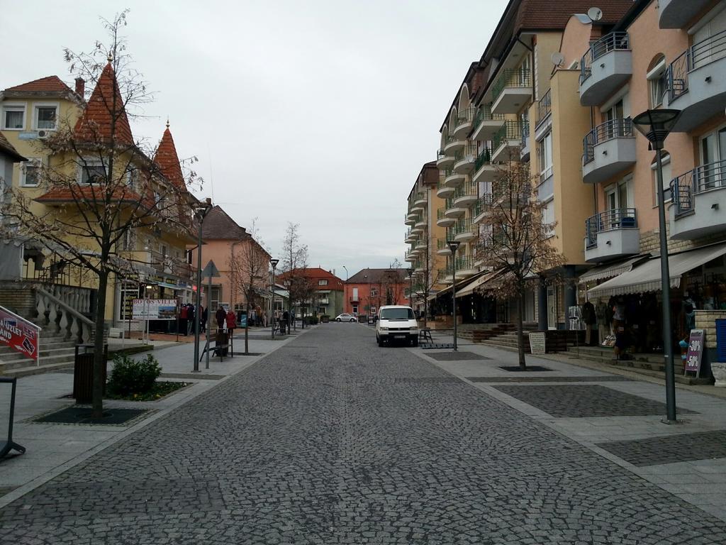 Pedestrian Street Apartment Хевіз Екстер'єр фото
